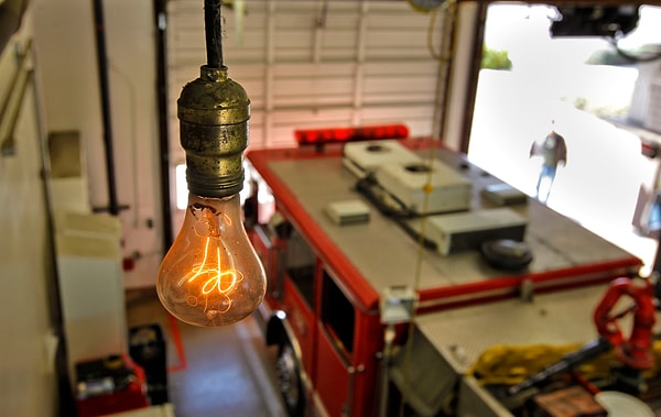 Olağanüstü dayanıklılığın ardında erken dönem ampul teknolojisi yer alıyor.