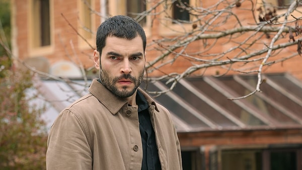 Son dönemde Veliaht dizisinde Timur karakteriyle izleyici karşısına çıkan Akın Akınözü, yalnızca Türkiye’de değil, yurt dışında da ciddi bir hayran kitlesine sahip.