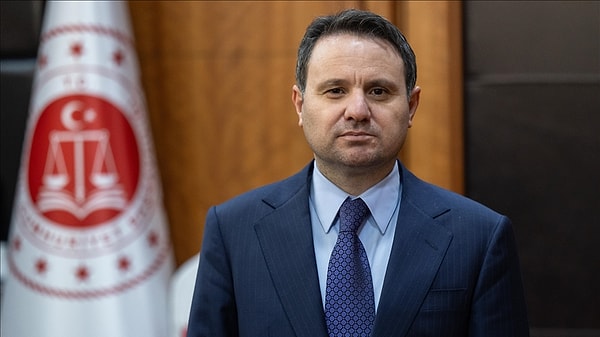 Aile ve Sosyal Hizmetler Bakanlığı yeni sosyal medya yasası üzerinde çalışırken, Adalet Bakanı Akın Gürlek de sosyal medya paylaşımlarıyla ilgili açıklamada bulundu.