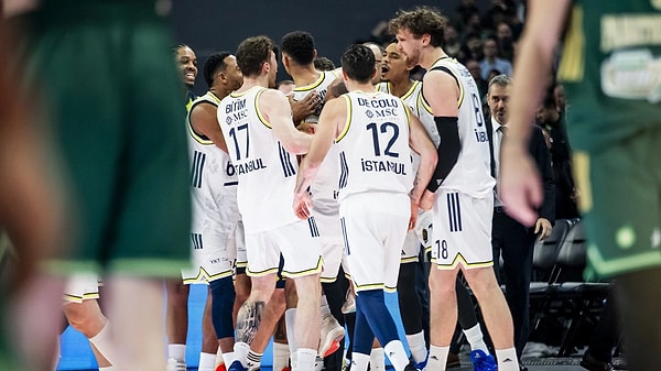 Panathinaikos deplasmanından zaferle çıkan Fenerbahçe Beko liderliği aldı.