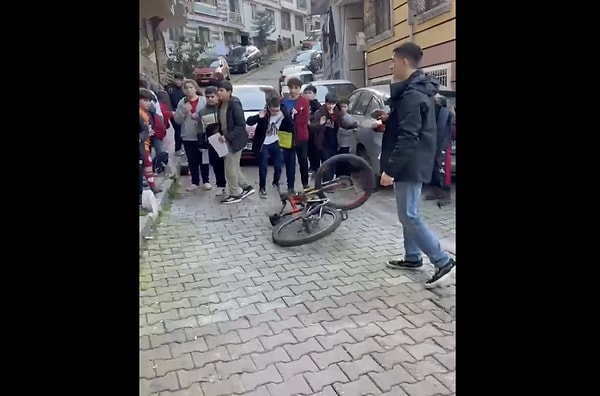 Çocuklar niye uğradığını şaşırdı.