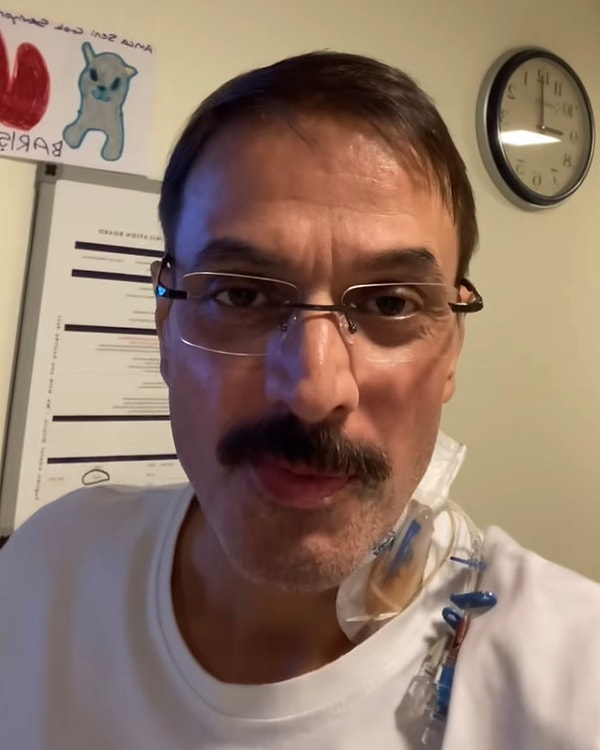 Sağlığını uzun süre ihmal ettiğini de açık yüreklilikle dile getiren Özkan, yıllarca aralıksız çalıştığını söyledi.