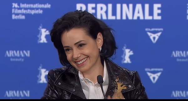 Berlin’de izleyiciyle buluşan Sarı Zarflar, Almanya’da geçen hikâyesi ve ortak yapım süreciyle dikkat çekerken, söyleşide en çok konuşulan konulardan biri filmin çekim mekânı oldu.