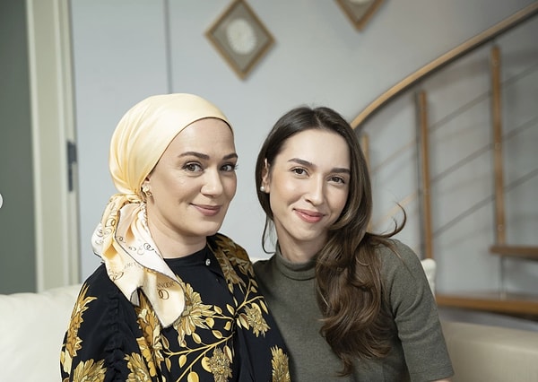 Kariyeri kadar özel hayatıyla da yıllardır magazin gündeminde yer alan Özge Borak, yıllar önce Bülent Şakrak’la evliliğiyle, ardından Ata Demirer’le yaşadığı birliktelikle konuşulmuştu.