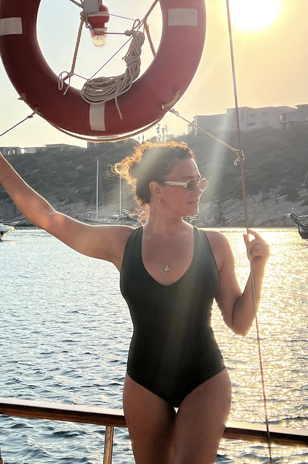 Borak, paylaşımına “Her yaşımda olduğu gibi bu yaşımı da yaz neşesiyle karşılıyorum. ☀️🥂💃🏻🎉😘” notunu düşerek enerjisinden hiçbir şey kaybetmediğini gösterdi.