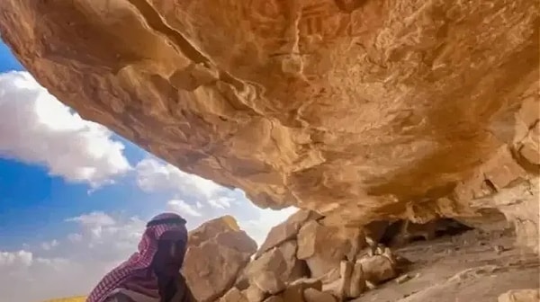Doğal bir kaya sığınağı niteliği taşıyan alanda, tarih öncesi dönemlere tarihlenen kırmızı pigmentli hayvan betimlemeleri ve soyut semboller dikkat çekiyor.