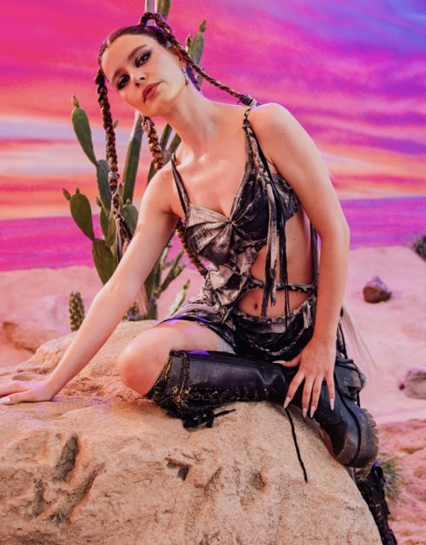 Bihter'imiz, kıymetlimiz, Türkiye'nin en güzel ve en popüler oyuncularından Beren Saat, birkaç gün önce yepyeni bir yola girdi.