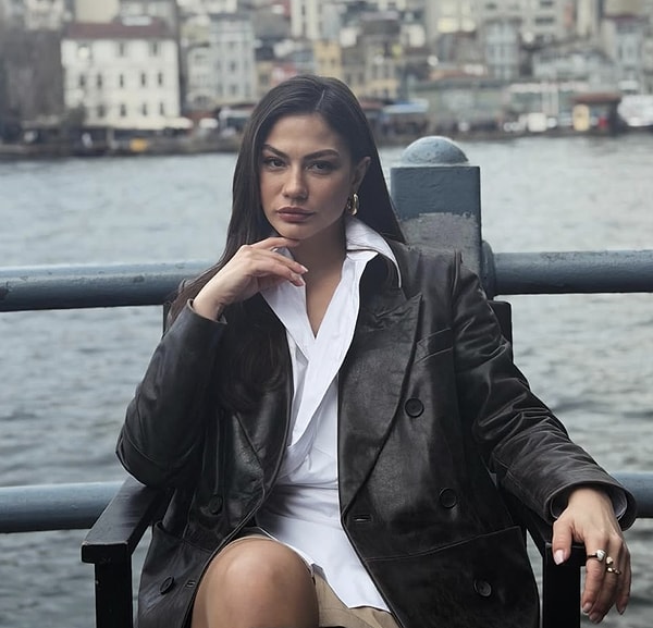 Türkiye'nin en popüler, en sevilen kadın oyuncularından Demet Özdemir'i tanıtmaya gerek yok herhalde!