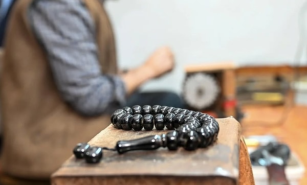 45 yıldır Oltu taşı tesbihi yapıyor.