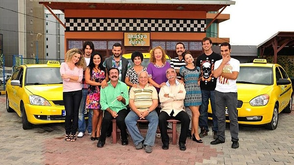 Bir dönemin efsane komedi dizilerinden biri olarak görülen Akasya Durağı, tekrar bölümleriyle bile büyük bir izleyici kitlesine sahip.