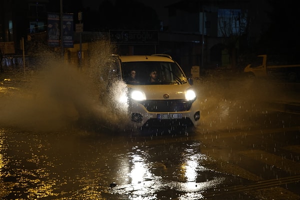 İZDENİZ Yönetim Kurulu Başkanı Dr. Işıkhan Güler, yaşanan bu tabloyu teknik verilerle açıklayarak, durumun basit bir lodos kabarması olmadığını ifade etti.