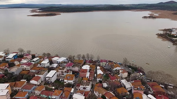Türkiye'nin en önemli göllerinden Uluabat Gölü'nde su seviyesi yağışların ardından yükseldi.