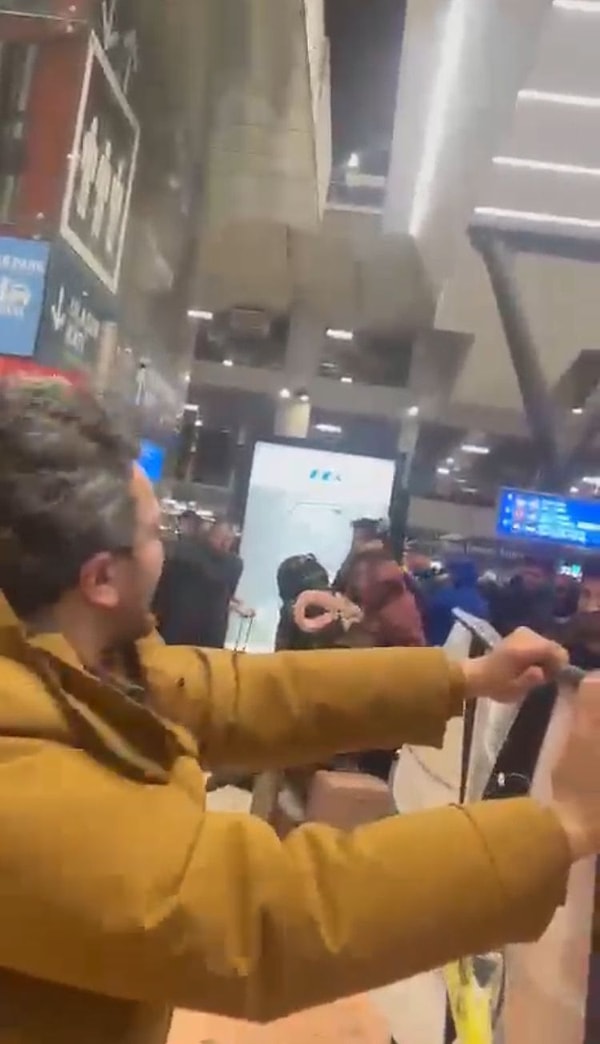 İstanbul Valiliği tarafından yapılan uyarıların ardından fırtına akşam saatlerinde kent genelinde etkisini arttırdı.