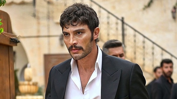 Dizide aşiret ağası rolünde olan İlhan Şen, husumetli vatandaşları barıştırdı.