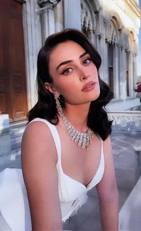 Esra Bilgiç, son zamanların en popüler ve en beğenilen oyuncularından biri.