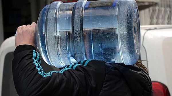 İstanbul, Ankara ve İzmir’de yaşayan milyonlarca vatandaş, hem musluktan akan şebeke suyunun hem de içme suyu olarak kullanılan damacanaların peş peşe zamlanmasıyla sarsıldı.