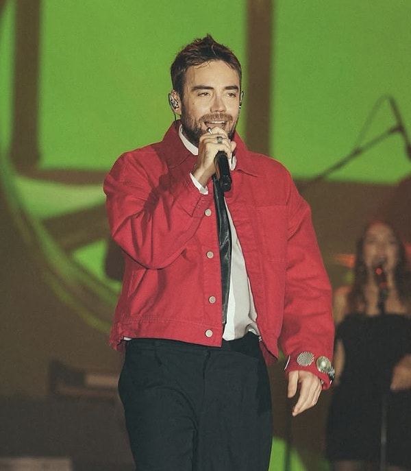 Ünlü şarkıcı Murat Dalkılıç'ın, İstanbul Cumhuriyet Başsavcılığı tarafından yürütülen yasaklı madde soruşturması kapsamında gözaltına alındı.