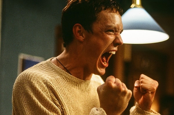 Sinirli insanların sevdiği renkler tek bir kalıba sığmasa da psikoloji araştırmaları bazı renklerin öfke, sabırsızlık ve düşük toleransla daha sık ilişkilendirildiğini gösteriyor.