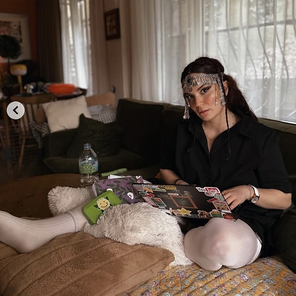 Aslı Bekiroğlu rahim miyomu ameliyatı için girdiği ilk operasyonda doktor hatası nedeniyle bağırsağının yaklaşık 7 cm’lik bir bölümünün kesilmesi sonucu beşinci kez ameliyat masasına yattı.