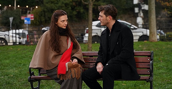 ATV’nin yeni dizisi Aynı Yağmur Altında, ikinci bölümüyle yayınlandı.