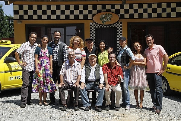 Sosyal medyada gündeme gelen Akasya Durağı'nın yeniden çekileceği iddiaları tüm izleyicileri heyecanlandırmıştı.