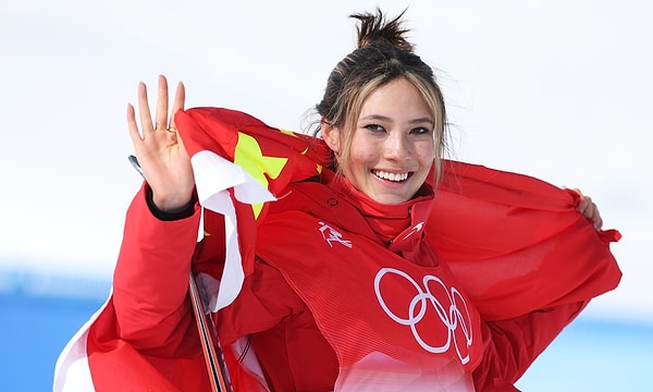 ABD doğumlu olan Eileen Gu (Gu Ailing), 2019 yılında sürpriz bir kararla Çin adına uluslararası mücadelelerde yer almaya karar verdi.