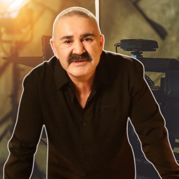 ürk komedisinin kendine has yüzlerinden Şafak Sezer, yıllardır sinema ve televizyon ekranlarının popüler isimlerinden.