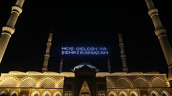 Ramazan Ayı’nın başlangıç tarihi, ay takvimine göre her sene değişiyor. Ramazan Ayı’nın başlangıcı için ay hilalinin gözükmesi gerekiyor.