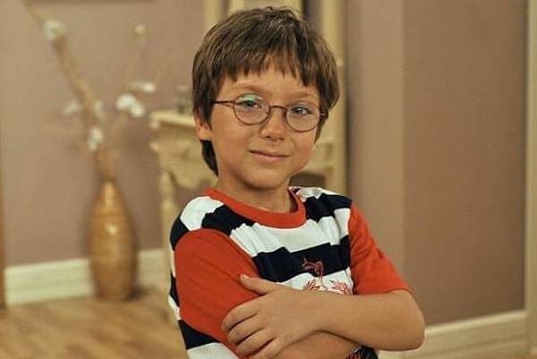 Bir dönemin efsane aile komedisi Çocuklar Duymasın, hafızalara kazınan karakterleriyle hâlâ konuşuluyor.