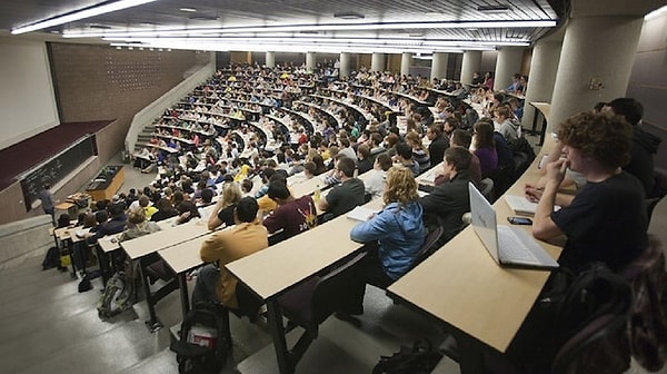 Yükseköğretim Kurulu (YÖK), üniversite öğrencilerinin mesleki pratiklerini güçlendirmek ve mezuniyet sonrası iş bulma süreçlerini hızlandırmak amacıyla eğitim sisteminde köklü bir yapılandırma başlatıyor.