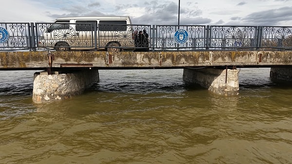 Yağışlar sonrasında gölde su seviyesi yeniden yükseldi.