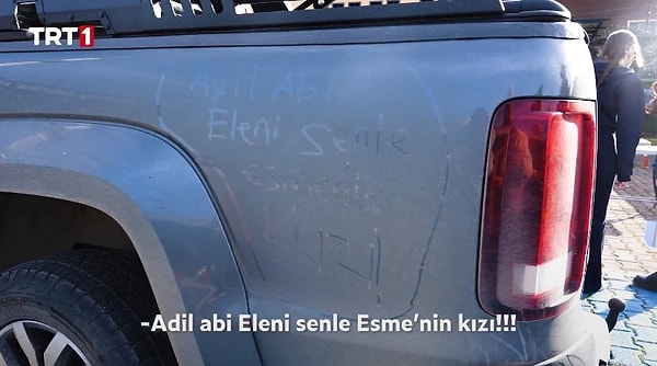 Taşacak Bu Deniz'in kamera arkası görüntülerinde sete giden birinin Adil'in arabasına not bıraktığı ortaya çıktı.