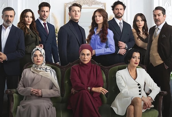 Başrollerinde Nilsu Berfin Aktaş, Burak Tozkoparan, Hülya Avşar, Fikret Kuşkan gibi isimlerin rol aldığı Aynı Yağmur Altında dizisi krizli başladı.