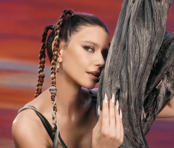 11 Şubat'ta "CapitaliZoo" isimli bir şarkı çıkaran Beren Saat, müzik sektörüne yepyeni bir soluk getirdi.