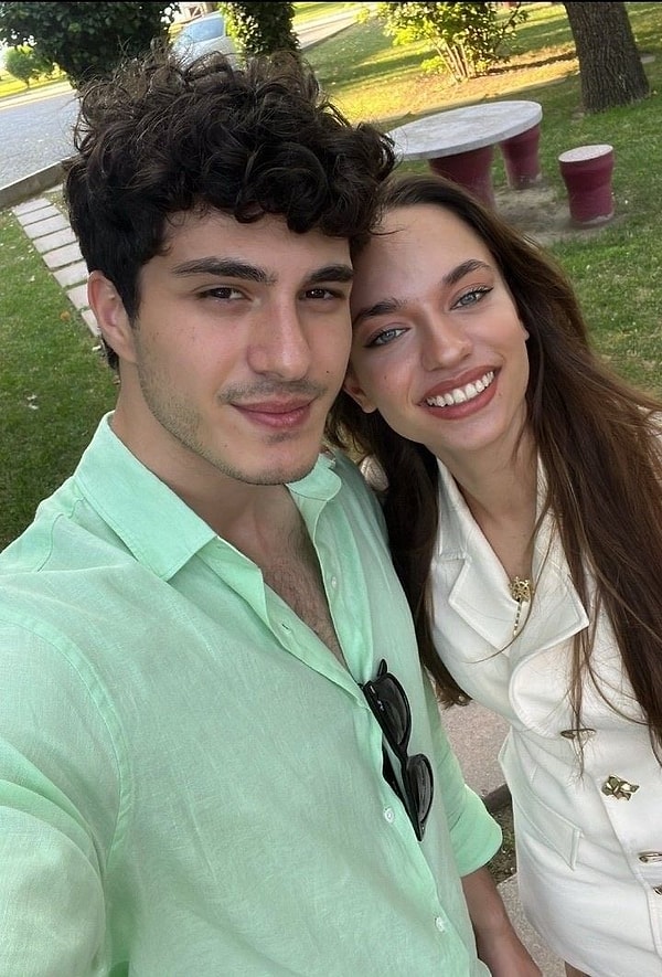 Eylül Tumbar'ı Biz Kimden Kaçıyorduk Anne? bittikten hemen sonra yaz dizisi Yalan'da izlemiştik.