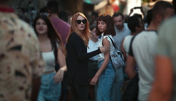 2023 yılında Netflix'te yayınlanan "Biz Kimden Kaçıyorduk Anne?" dizisi, hem konusu hem de çekimleriyle dikkat çeken yapımlardan biri olmuştu.