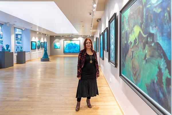 Kendinizi bir “yalnızgezer” olarak tanımlıyorsunuz. Bunu biraz açmanızı rica edebilir miyim? Neden bu tanım? Bu yalnızlık, üretim sürecinizde size daha güçlü bir sezgi ve yaratıcılık alanı mı açıyor?