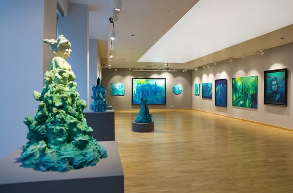 Sergi alanına girdiğimde sanki Atlantis’in büyülü dünyasına düşmüşüm gibi hissetmiştim. Özellikle mavi-yeşil ekseninde sarı ve morun eşlik ettiği atmosferle iletmek istediğiniz mesajınız neydi? Bu renkler hafıza ve bilinçle nasıl bir ilişki kuruyor?