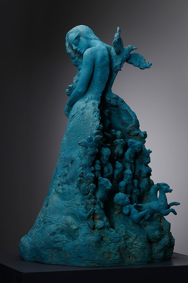 Sergideki kadın figürleri mitolojik bir hafıza ile kişisel bir iç dünya arasında salınıyor gibi. Bu figürler öznel otobiyografik izler mi taşıyor, yoksa kolektif bir bilinçdışının temsilleri mi?