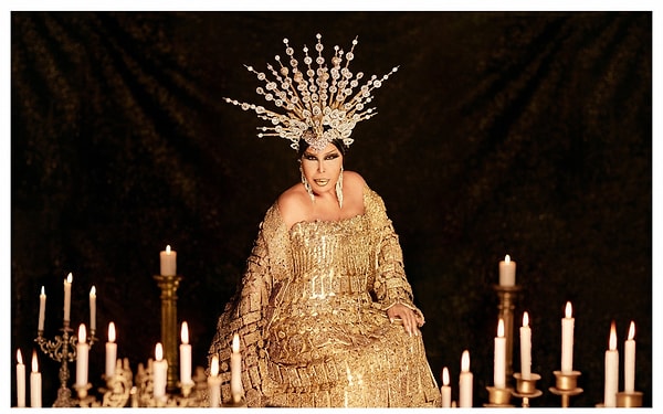 Türk müziğinin yaşayan efsanelerinden Bülent Ersoy, yıllardır olayların kadını olarak öne çıkıyor, hakkında konuşmak isteyen 2 kez düşünüyor biliyorsunuz...