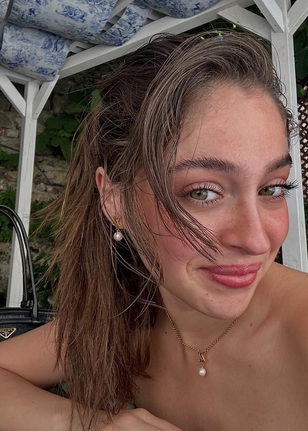 Son dönemin parlayan yıldızlarından Cemre Baysel, hem ekran projeleri hem de özel hayatıyla magazin gündeminin vazgeçilmez isimlerinden biri haline geldi.