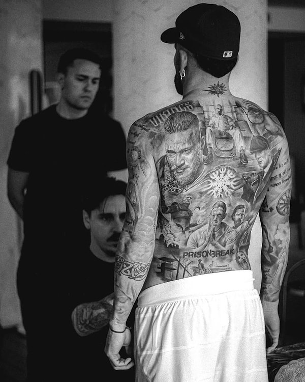 Ve bir de dövmeleriyle...