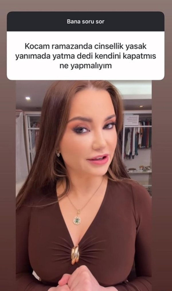 Bir takipçisi Esra Ezmeci'ye "Kocam ramazanda cinsellik yasak yanıma da yatma dedi, kendini kapatmış ne yapmalıyım?" diye sordu.