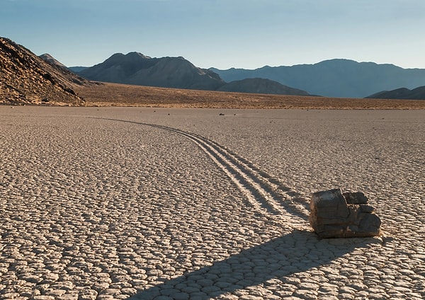 Kayaların kendi kendine yürüdüğü düşünülen yer: Racetrack Playa