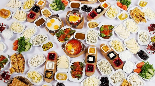 On bir ayın sultanı Ramazan ayında, sofralardaki fahiş fiyatlar ve israf gündemi bu kez sahur vaktine taşındı.