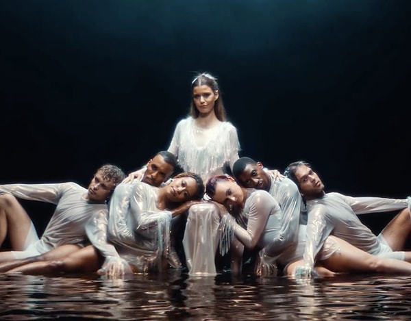 Magazin gündeminin merak edilen isimlerinden Beren Saat, müzik dünyasına adım atarak yeni şarkısı “CapitaliZoo” ile dijital platformlarda milyonlarca dinlenmeye ulaştı.