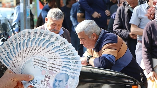 Türkiye'deki milyonlarca emekli ve hak sahibi için Ramazan Bayramı ikramiyesi hesaplamaları başladı.