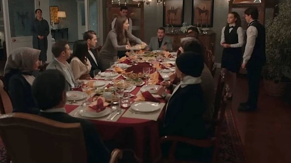 ATV ekranlarında yayınlanan “Aynı Yağmur Altında”, ikinci bölümdeki domuz eti sahnesi nedeniyle eleştirilerin odağına yerleşti.