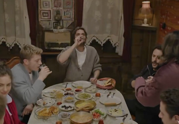 TRT 1'in sevilen dizisi Taşacak Bu Deniz'deki sahur sahnesi sosyal medyada gündem oldu.