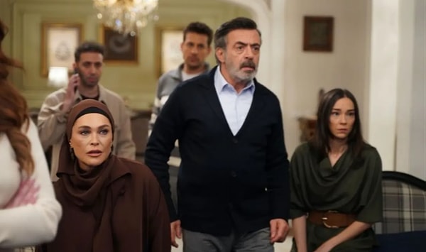 Televizyon dünyasında yeni sezonun en çok konuşulan yapımlarından biri olan Aynı Yağmur Altında, güçlü oyuncu kadrosuyla kısa sürede izleyicinin radarına girdi.